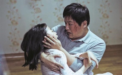 映画『哭声』でヒョジン役で登場し、神がかりの演技を見せたキム・ファニ（左）。右は父親のジョングを演じている俳優のクァク・ドウォン。