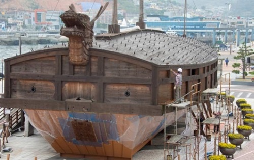 李舜臣（イ・スンシン）広場につくられた亀甲船に８日、作業員が防水用ペイントを塗っている。