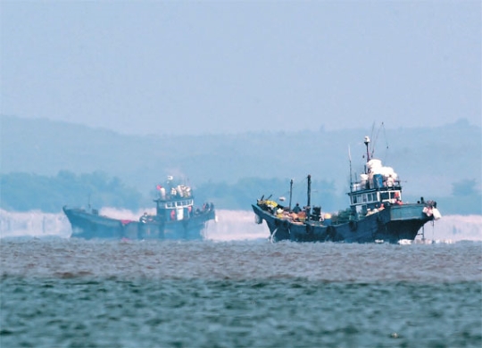 違法操業中の中国漁船（写真＝合同参謀本部）