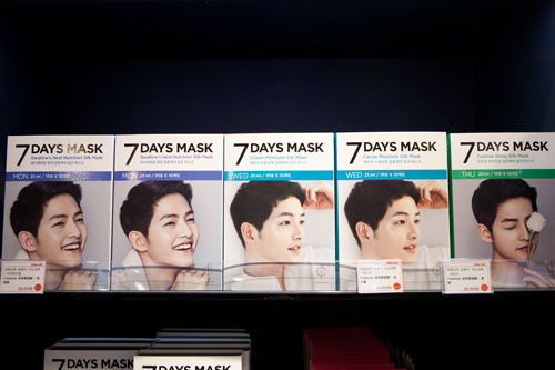 キャラクター以外にも、今年大ブレイク中の俳優ソン・ジュンギがモデルを務める「７ＤＡＹＳ　ＭＡＳＫ」（１０枚３０，０００ウォン）は、弾力、毛穴ケアなど、１週間で美肌が完成するマスクパック。海外輸出１００万枚の契約を達成したことでも注目されています。話題性抜群のコラボマスク、お土産リストに加えてみてはいかがでしょう？
