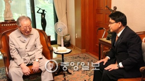 金鍾泌氏（左）とセヌリ党の尹相ヒョン議員（写真提供＝尹相ヒョン議員室）