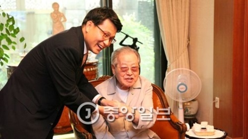 セヌリ党の尹相ヒョン議員（左）と金鍾泌氏（写真提供＝尹相ヒョン議員室）