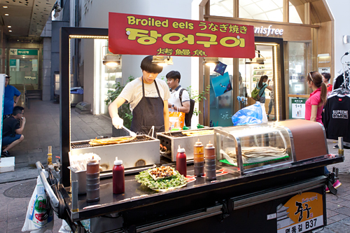 人気観光地の明洞（ミョンドン）のメインストリートは、グルメ屋台がずらりと並ぶ魅惑の食べ歩き通りです。続々と新しいグルメが登場し、益々多様になっていく明洞の進化系屋台フードをチェックしてみましょう。