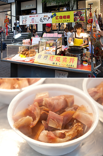 専門店に行かずともコラーゲンたっぷりの豚足（チョッパル、５，０００ウォン）を屋台で簡単に食べられます。明洞観光の合間に小腹がすいたら、屋台フードの枠を飛び越えたニューフェイスグルメに挑戦してみては？