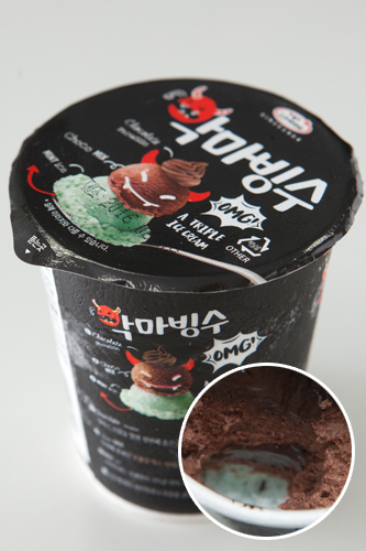 夏を前に、各コンビニから新作が発売されている韓国かき氷（ピンス）。ＧＳ２５の「悪魔（アンマ）ピンス」（３，０００ウォン）は、チョコアイスとチョココーティング、ミント味の氷の３段構造。甘いもの好きにはたまらない濃厚さがポイントです。