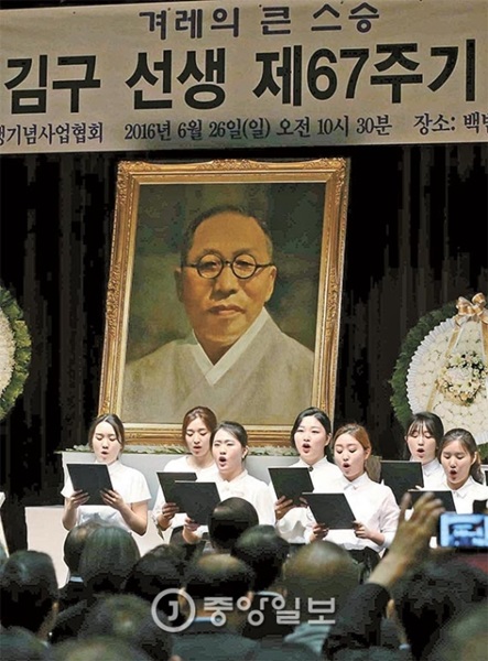 ２６日、白凡金九記念館で開かれた「白凡金九（ペクポム・キムグ）先生６７周忌追悼式」で淑明女子大合唱団が追慕歌を歌っている。