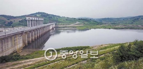 京畿道漣川郡（キョンギド・ヨンチョングン）の民間人統制ライン近隣に造成された郡南（クンナム）ダムが２７日午後、水門７つを１．５メートル高さに上げて放水した。満水位に達した北朝鮮の黄江（ファンガン）ダムの奇襲の無断放流に備えるためだ。