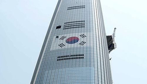 撤去作業中のソウル第２ロッテワールドタワーの超大型太極旗。（写真＝中央フォト）