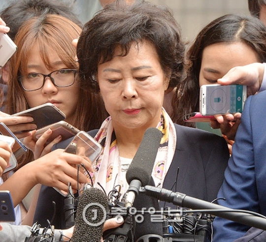 辛英子（シン・ヨンジャ）ロッテ奨学財団理事長が１日、ソウル中央地検の前で硬い表情で質問を受けている。