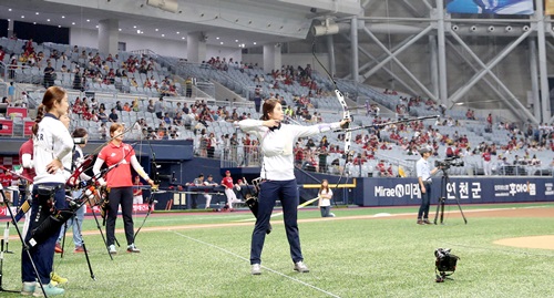 ３日、ソウル高尺スカイドームで開かれたプロ野球ネクセン対起亜の試合に先立ち、騒音適応訓練を行った２０１６リオデジャネイロオリンピック女子アーチェリー代表チーム。キ・ボベ選手が弓を引いている。