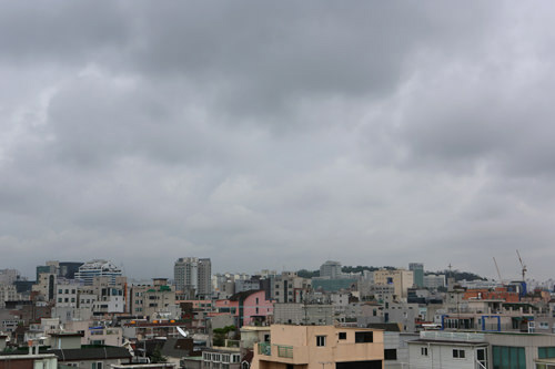 いつ雨が降ってもおかしくない、どんよりとした曇り空が続くソウル。こんなときは、空模様を気にせずに観光を楽しめるスポットが便利です。