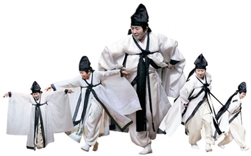 ３日、鳥取市童館で趙澤元（チョ・テクウォン）氏が振りつけた朝鮮初の舞踊劇『鶴』を７６年ぶりに復活させて公演する鞠守鎬（クク・スホ）氏。