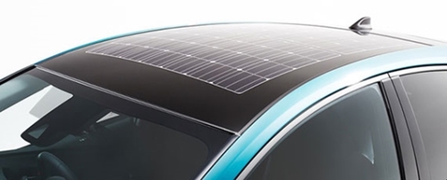 今秋発売されるトヨタの「プリウスＰＨＶ」。屋根に太陽光発電パネルが搭載されている。　（写真＝トヨタ）