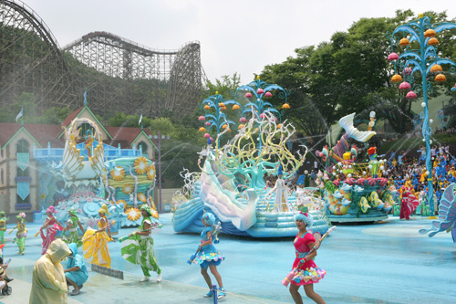 今年も、夏を満喫するイベントが盛りだくさん。ソウル近郊のテーマパーク「エバーランド」では６月１６日から８月２８日まで「サマースプラッシュ＆ファンタスティックナイト」が開催。大量の水が放出されるウォーターカーニバルは必見です。