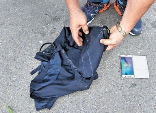 住民を避けて抜け出す過程で、黄首相は携帯電話と手帳が入ったスーツの上着を紛失した。