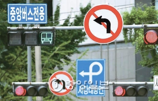 バス専用車路の信号機