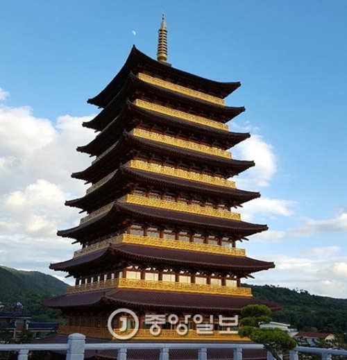 研修院側から眺めたチュンドタワー全景。