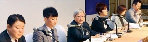 大統領直属の国家知識財産委員会と韓国経済新聞社の共同主催で２０日、ソウルインペリアルパレスホテルで第３回ＩＰサミットカンファレンスが開かれ、専門家が「著作権生態系変化対応戦略」について討論している。