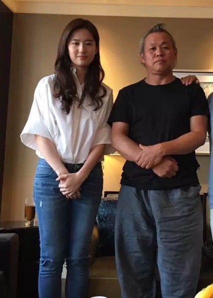 中国映画で息を合わせることになった中国女優の劉亦菲（左）と韓国のキム・キドク監督
