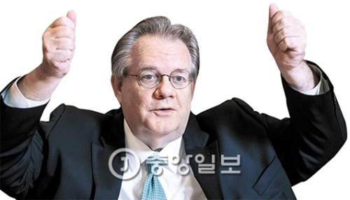 リオ五輪の韓国選手団の法律問題を支援するジョーンズ弁護士が、ロンドン五輪の「独島はわが領土」カード事件当時に朴種佑（パク・ジョンウ）を弁護した過程を説明しながら、両手をあげている。（中央フォト）
