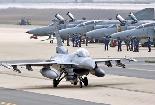 毎日格安ヤフオク! - B 航空ファン 2003/2 韓国空軍のF-16 北朝鮮の軍... - 航空ファン