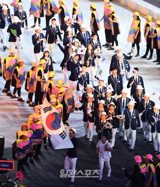 開会式で入場行進する韓国選手団