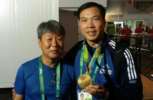 ７日、１０メートルのエアピストル決勝が行われたリオデジャネイロオリンピック（五輪）射撃センター。２０２．５点という五輪新記録をマークし、秦鍾午（チン・ジョンオ）を退けて金メダルを獲得したベトナムの射撃選手ホアン・シャンビン（４２）の口からは韓国語が出てきた。ホアン・シャンビンは金メダルを首にかけた後、パク・チュンゴン監督（５０、左）に向かって「サンキュー、監督様」と語った。黄色のベトナムのユニホームを着たパク監督の顔には笑みが浮かんだ。
