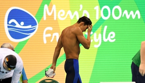 水泳男子１００メートル予選脱落後、暗い表情を浮かべる朴泰桓。