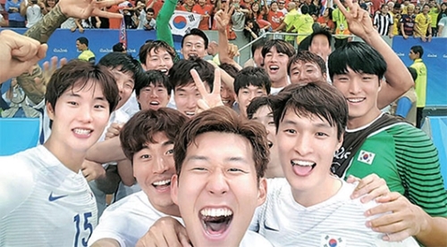 リオ五輪のメキシコとの組別リーグ最終戦で１－０で勝利をおさめ組首位でベスト８に上がった韓国五輪サッカー代表チームの選手達が、勝利を祝うためにスマートフォンで自撮り写真を撮影した。