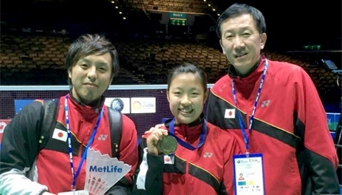 パク・ジュボン日本代表チーム監督（写真右）と３月に開かれた全英オープン女子シングルス優勝者の奥原希望（写真中）。（写真＝パク・ジュボン監督）
