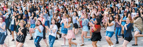 夏季大学の留学生たちが東大門（トンデムン）デザインプラザでＫ－ＰＯＰのフラッシュモブを習っている。〔写真＝高麗（コリョ）大学〕