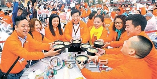 ５月に韓国を訪れた中国中脈科技発展有限公司の従業員らがソウル・盤浦漢江公園で参鶏湯パーティーを行っている。（写真＝中央フォト）
