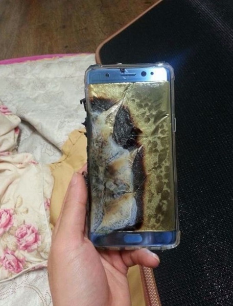 先月２４日、あるオンラインコミュニティーにバッテリーの爆発と推定されるギャラクシーノート７の写真が載せられた。