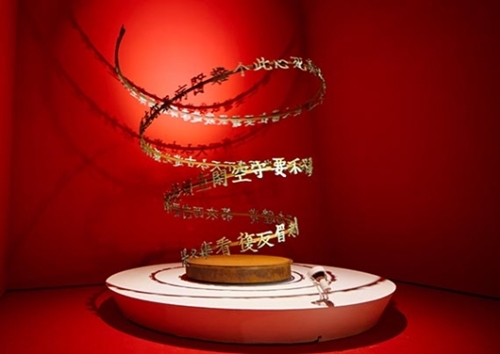 『直指心体要節』に書かれた内容のうち一部を渦巻状に配列したチェ・ジョンファのインスタレーション作品「マウム（心）」。