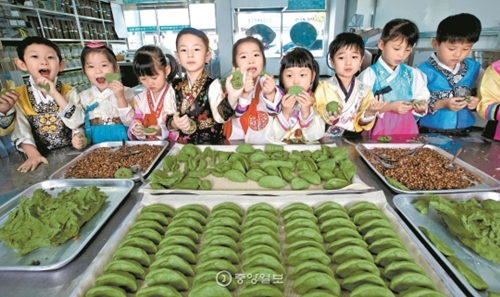 「餅の本場」全羅南道霊光には松餅体験場がある。いろいろな形でつくった餅を見せてくれた子供たち。