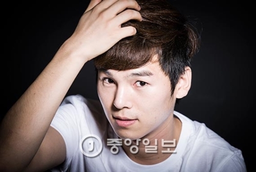 キム・ジュンスは「新・国楽」のアイコンだ。ルックス・実力をすべて備え、唄い手の主導権を女性から取り返すだろうとの展望も出ている。キム・ジュンスは「ジャズ・舞踊と協業して国楽の地平を広げたい」と話した。