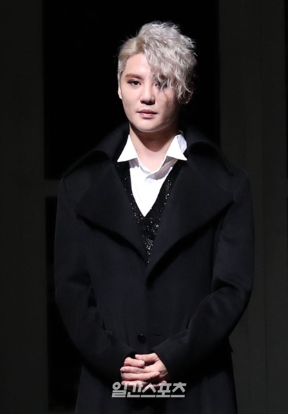 歌手キム・ジュンス、『ドリアン・グレイ』で妖しく美しい貴族青年に