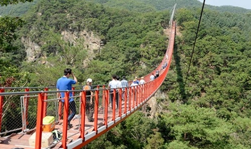 ２０日の臨時開通を控えた坡州（パジュ）の「紺岳山（カマクサン）つり橋」。地上４５メートルの高さに設置された長さ１５０メートルのゆれる橋を歩いて紺岳山の景色をひと目で鑑できる。（写真＝坡州市）