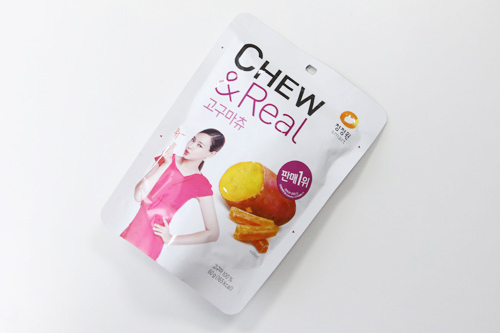 ２０１３年からのヒット商品「ＣＨＥＷ＆Ｒｅａｌ コグマチュー」（３，５００ウォン）は、さつまいも本来の甘味を活かした干し芋。ねっとりとした食感で重みがあり、満腹感が得られると好評です。