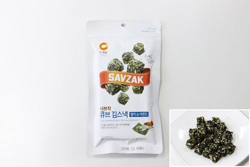 「ＳＡＶＺＡＫ キューブ海苔（キム）スナック 煮干し（ミョルチ）＆アーモンド」（２，９８０ウォン）は、スナック海苔の一種。食物繊維やカルシウム、タンパク質など栄養たっぷりで、小さな子どものおやつとしても人気です。