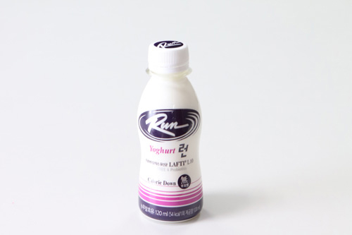 「Ｒｕｎ」（１，３００ウォン）は、プロバイオティクス乳酸菌使用の飲むヨーグルト。１００ｍｌ当たり４５キロカロリーと、一般の製品に比べてカロリーを大幅カット。バリエーションが増える韓国の低カロリーおやつたち。旅行の際、一度試してみてはいかがでしょうか？