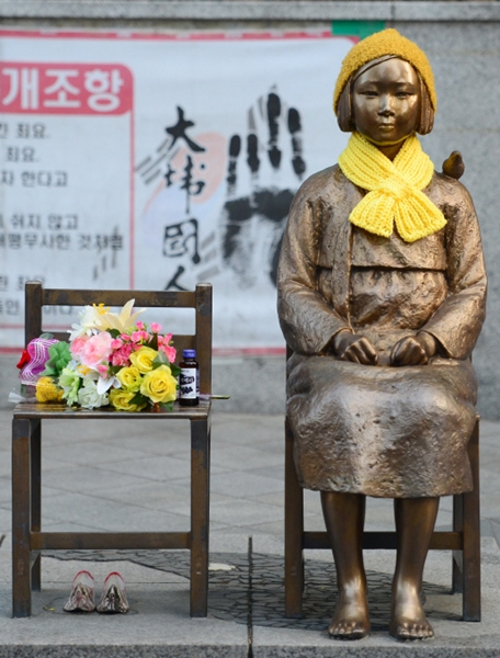 ソウルの日本大使館前の慰安婦少女像。日本政府は少女像の撤去を要請している。（写真＝中央フォト）