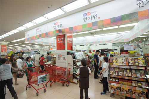 韓国の２大名節のひとつ「秋夕（チュソク、旧暦８月１５日）」には、日本のお中元のように親戚や取引先へ贈り物をする習慣があります。そんな秋夕を１週間後に控え、ソウルの百貨店やスーパーはギフト商戦の真っ只中にあります。