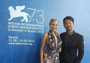 第７３回ヴェネツィア国際映画祭に招待された俳優のファン・ゴン（上から一番目は中央、二番目と三番目はともに右）
