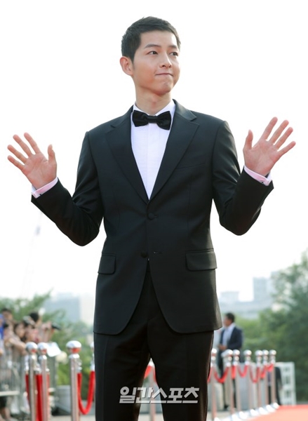 ８日午後、ソウル永登浦区ＫＢＳホールで開かれた「ソウルドラマアワード２０１６」で感想を述べる俳優のソン・ジュンギ。