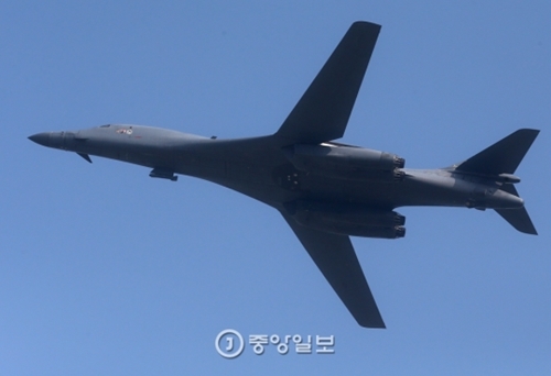 米国グアム基地から出撃したＢ－１Ｂ爆撃機が１３日午前、京畿烏山基地上空を警告飛行している。（写真＝共同取材団）