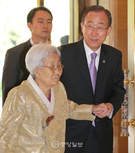５月２９日、潘基文（パン・ギムン）国連事務総長（右側）が家族と一緒に昼食を終えた後、母シン・ヒョンスンさんの手を握って宿舎のロッテホテル（ソウル小公洞）に入っている。潘総長はこの日、金鍾泌（キム・ジョンピル）元首相を訪問した。（中央フォト）