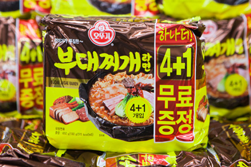 「ジンラーメン」で有名なオットゥギは、農心を追うように「プデチゲラミョン」を新発売（４袋５，４８０ウォン）。ハムやネギといったフレークと３種類のプデチゲソースでスープのコクに力を入れています。