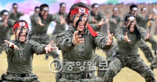 特功武術の示範を見せている女性軍特戦司令部隊員。（写真＝中央フォト）