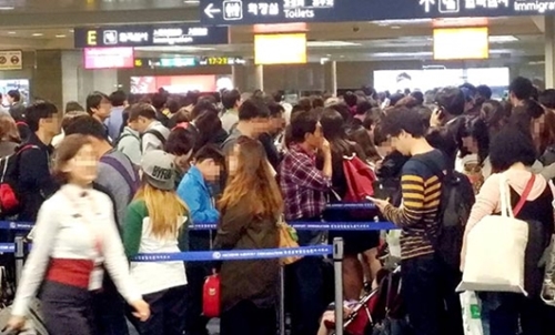 ４月に仁川国際空港で外国人が入国審査を受けるために長く列を作っていた様子（写真＝仁川空港公社）